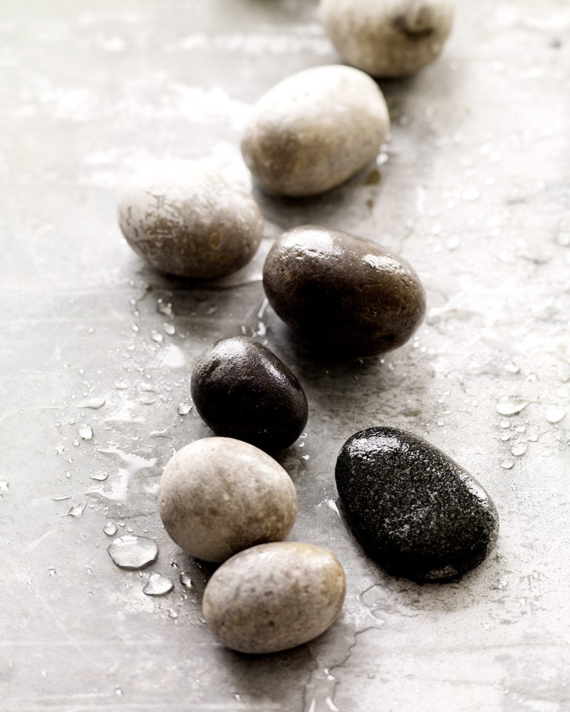 Med sten i vindueskarmen eller på bordet inviteres naturen ind i dit hjem