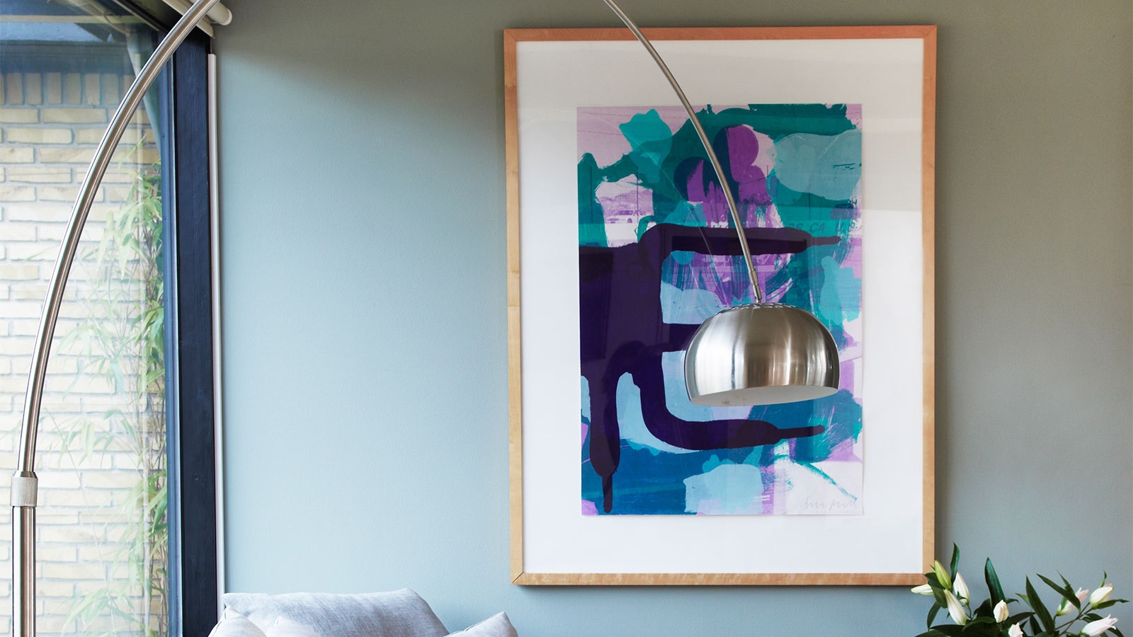 Original: Bevar de mørkeblå vindueskarme og udsmyk væggen med retrokunst 