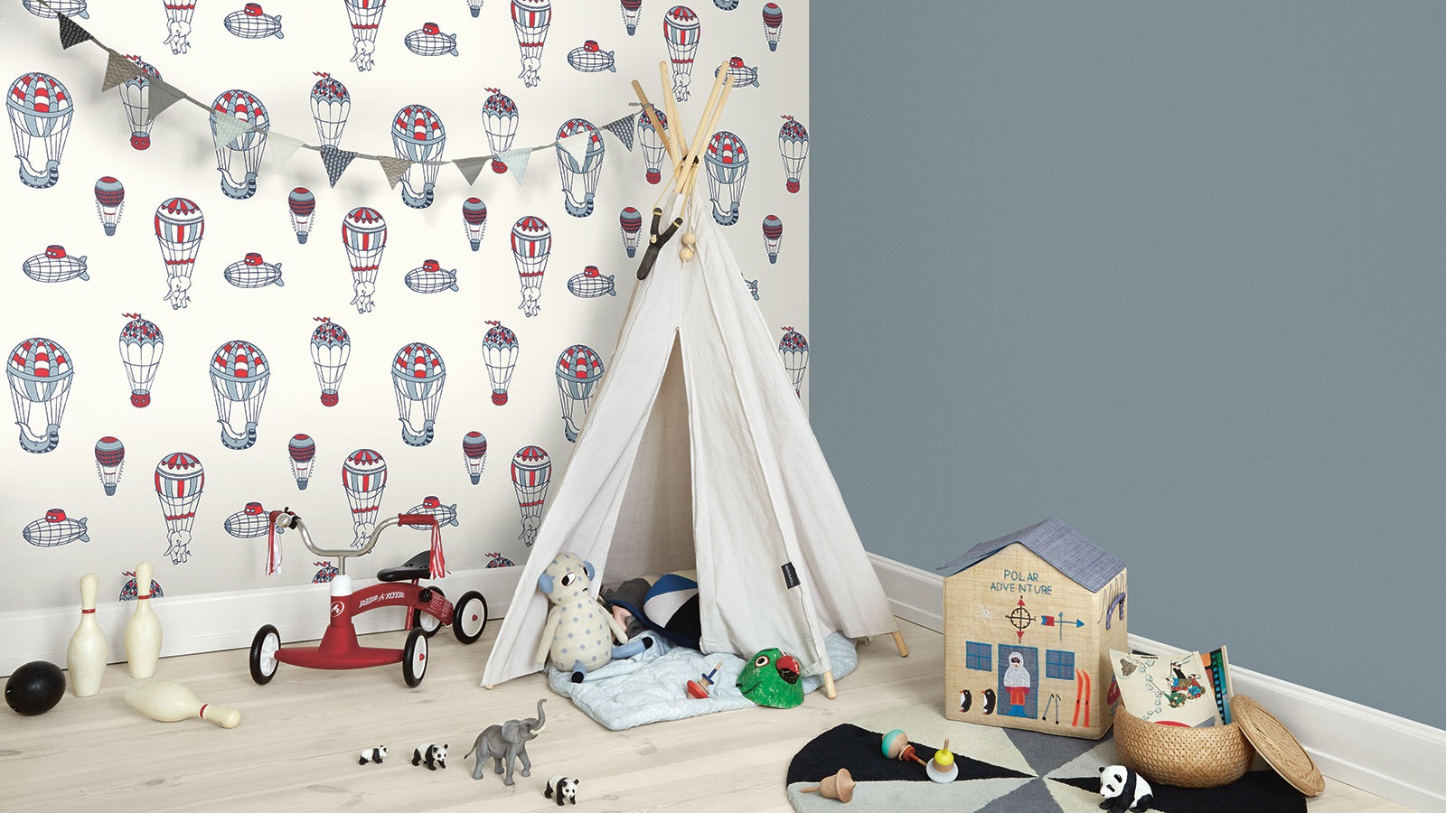 ”Fly with Me” er et eventyrligt tapet til husets mindste, som her kombineres med den lette ”Dove Feather, Time 09”, som komplementerer tapetets blå nuancer perfekt