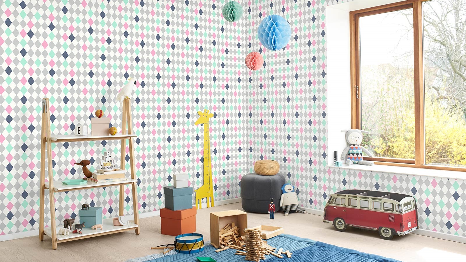 Den feminine og kreative stemning skabes i samspillet mellem ”Theater Fun”-tapetet og den yndige, rosa ”Lavender Touch IN-761”.