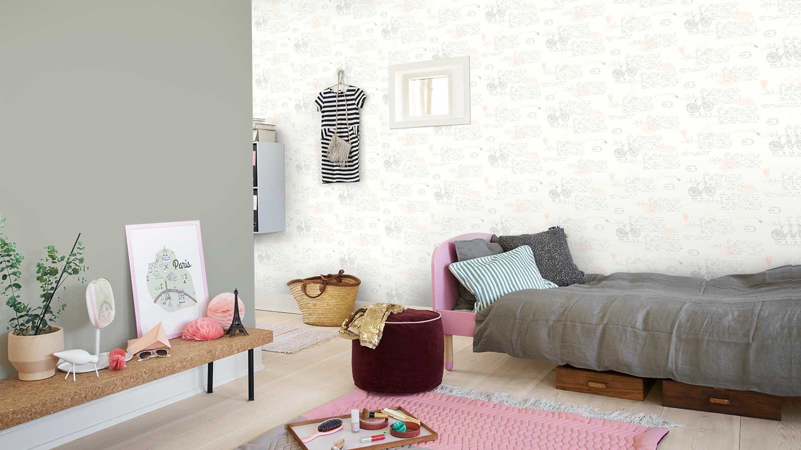 Den grågrønne Green Shade 2 IN-736 er helt perfekt til det lette ”Postcard to Mum”-tapet, som leder tankerne hen på en parisisk forårsdag.