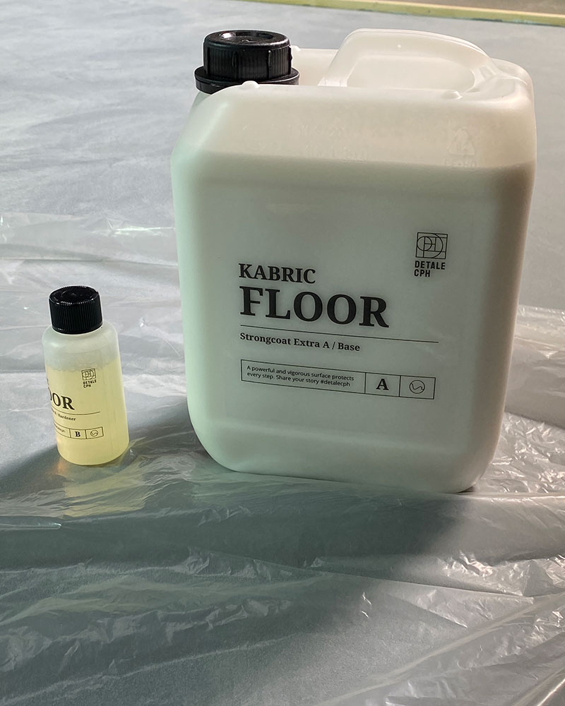 Strongcoat Extra er en ultramat lak med ekstra robusthed. Hæld komponenterne over i en ren spand og rør lakken grundigt med en rørpind i 2-3 min.