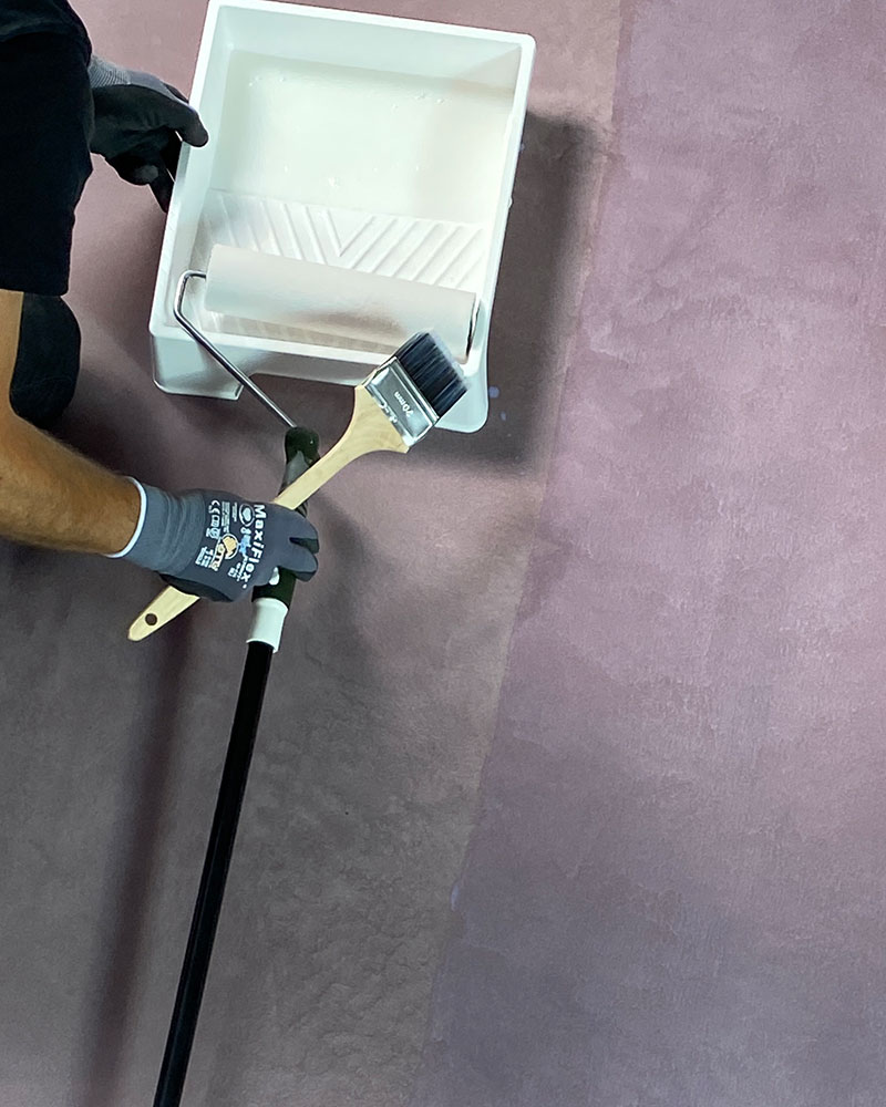 Sørg for at overfladen er tør og ren inden påføring af lak. Hæld lakken over i en malerbakke og påfør med pensel ved kanterne og en rulle over gulvet.