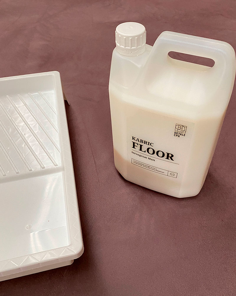 Processen gentages tre gange. Lad arealet tørre 2 timer imellem hvert lag.