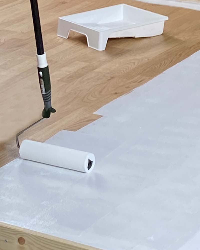 Påfør Prepare med rulle og/eller pensel i et tyndt dækkende lag. Lad produktet tørre i min. 6 timer inden genbehandling.